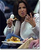 eva longoria eating nachos